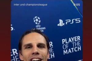 开云体育app安全下载-喊妈了比塞克晒索默手捧MVP奖杯照：感谢这一切的母亲